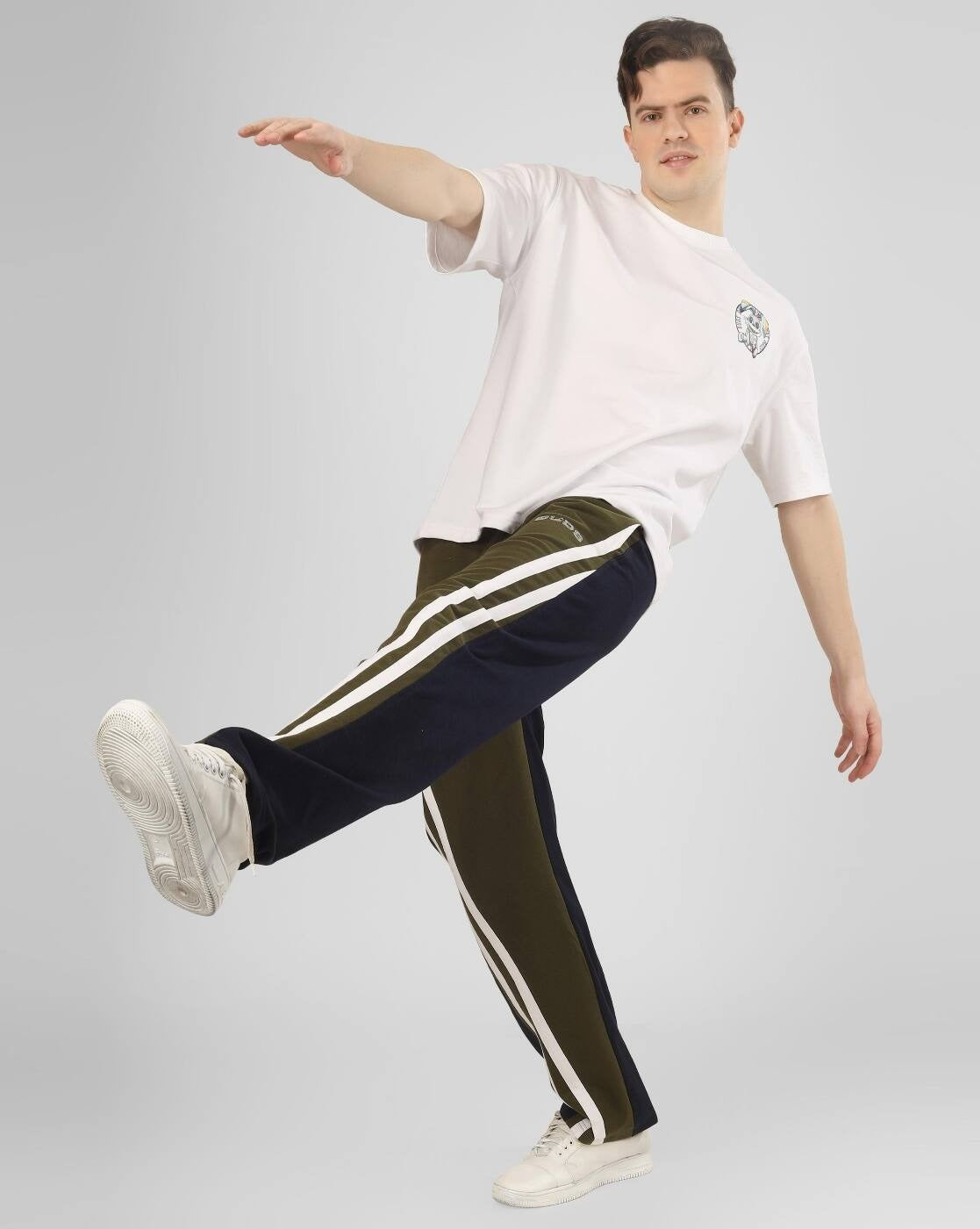 Men Typogrphic Print Joggers with Insert Pockets